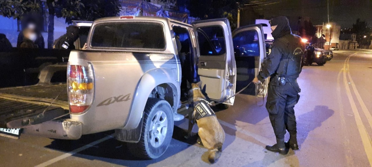 Con agente canino descubren droga oculta en un picop durante operativo en la zona 6
