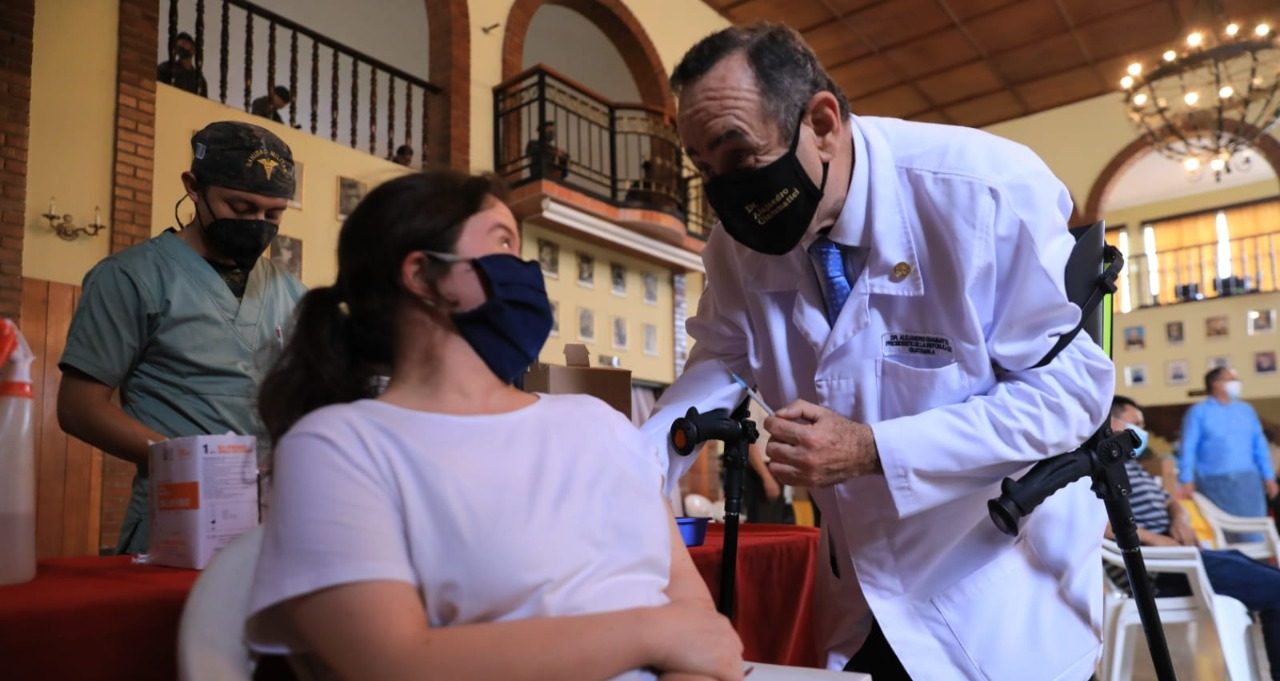 Presidente agradece a los guatemaltecos que acuden a vacunarse
