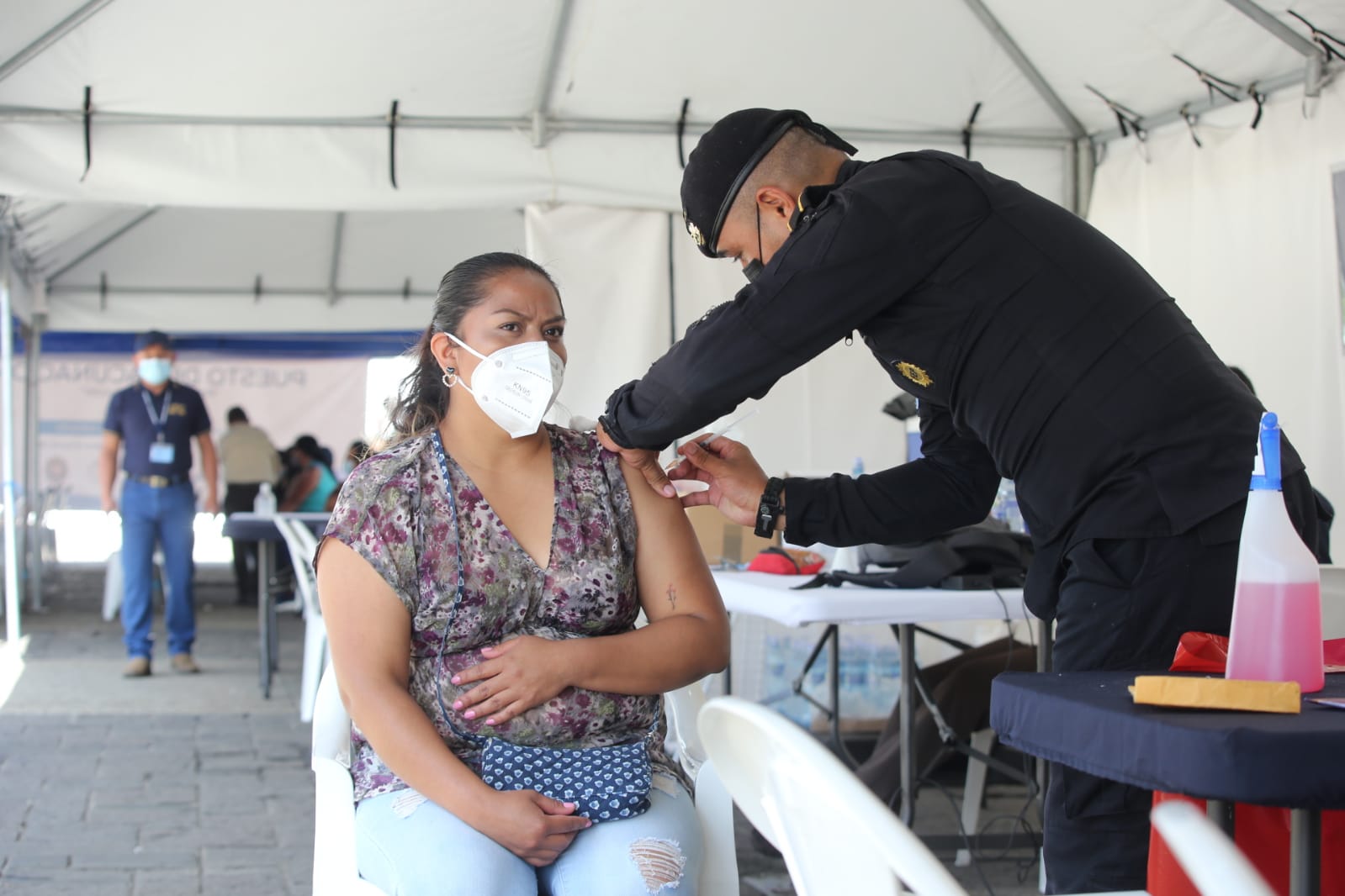 Avanza vacunación contra COVID-19 en la Plaza de la Constitución