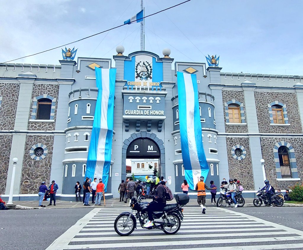 Mayores de 18 años acuden a centros de vacunación en Mariscal Zavala, Guardia de Honor y Campo de Marte