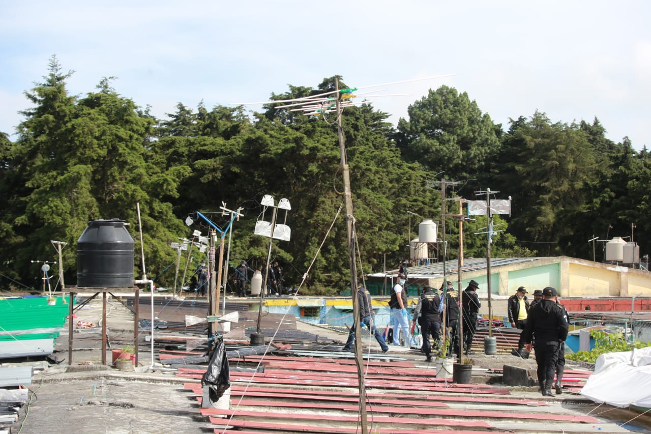 Localizan 103 antenas, celulares y dinero en requisa en cárcel Pavoncito