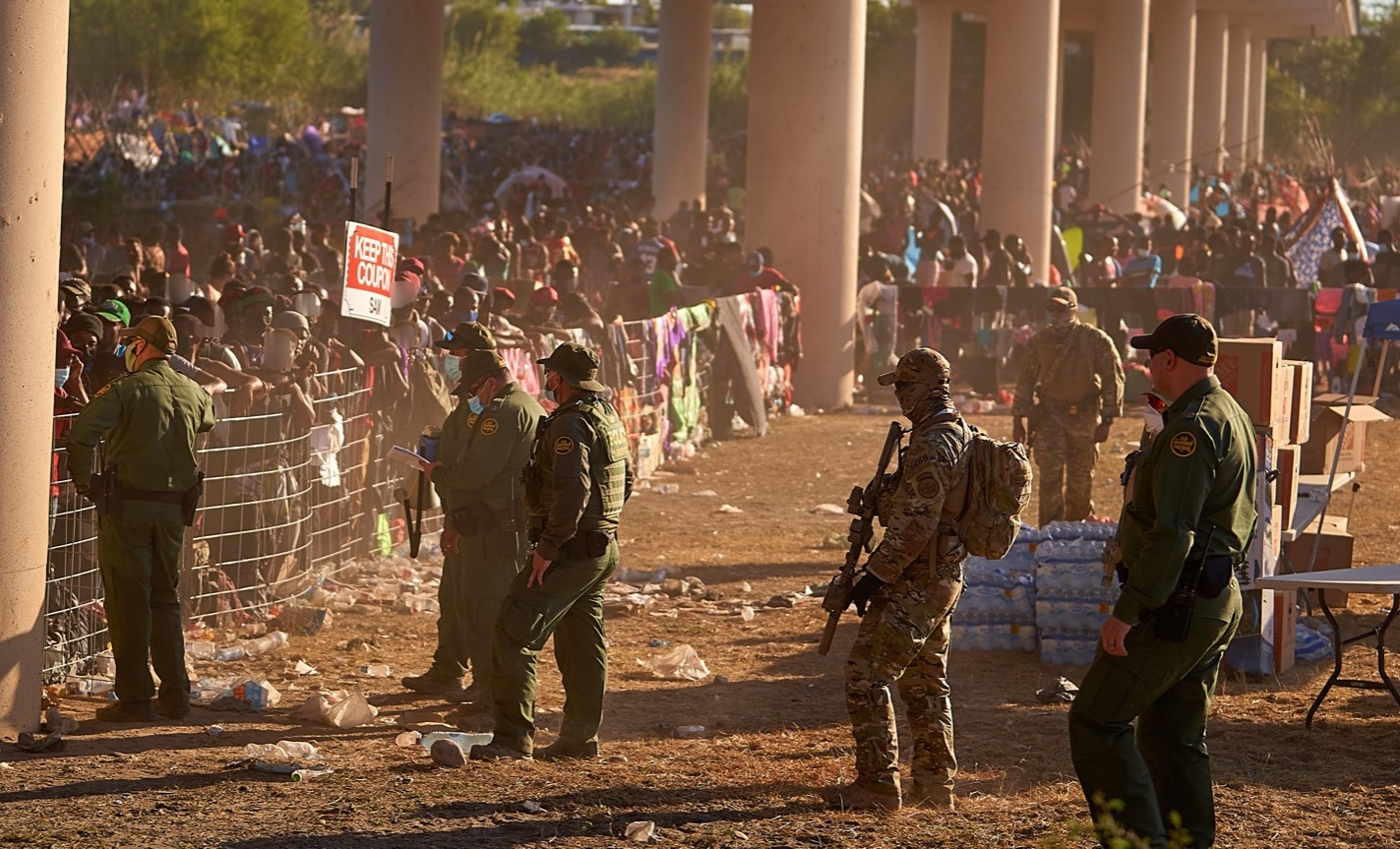 EE. UU. implementa nueva estrategia para abordar aumento de migrantes en Del Río, Texas