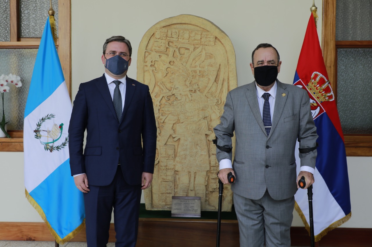 Presidente Giammattei recibe visita del canciller de Serbia