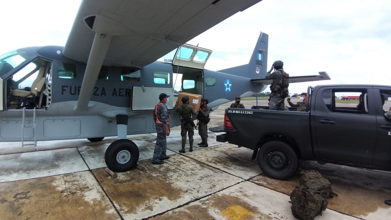 Trasladan más de 15 mil dosis de la vacuna contra el COVID-19 a Huehuetenango
