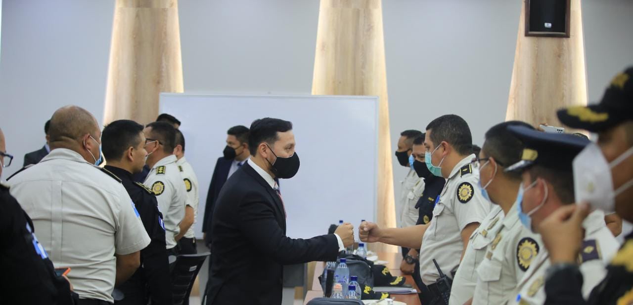 Ministro de Gobernación, Gendri Reyes, sostiene reunión con la cúpula de la Policía