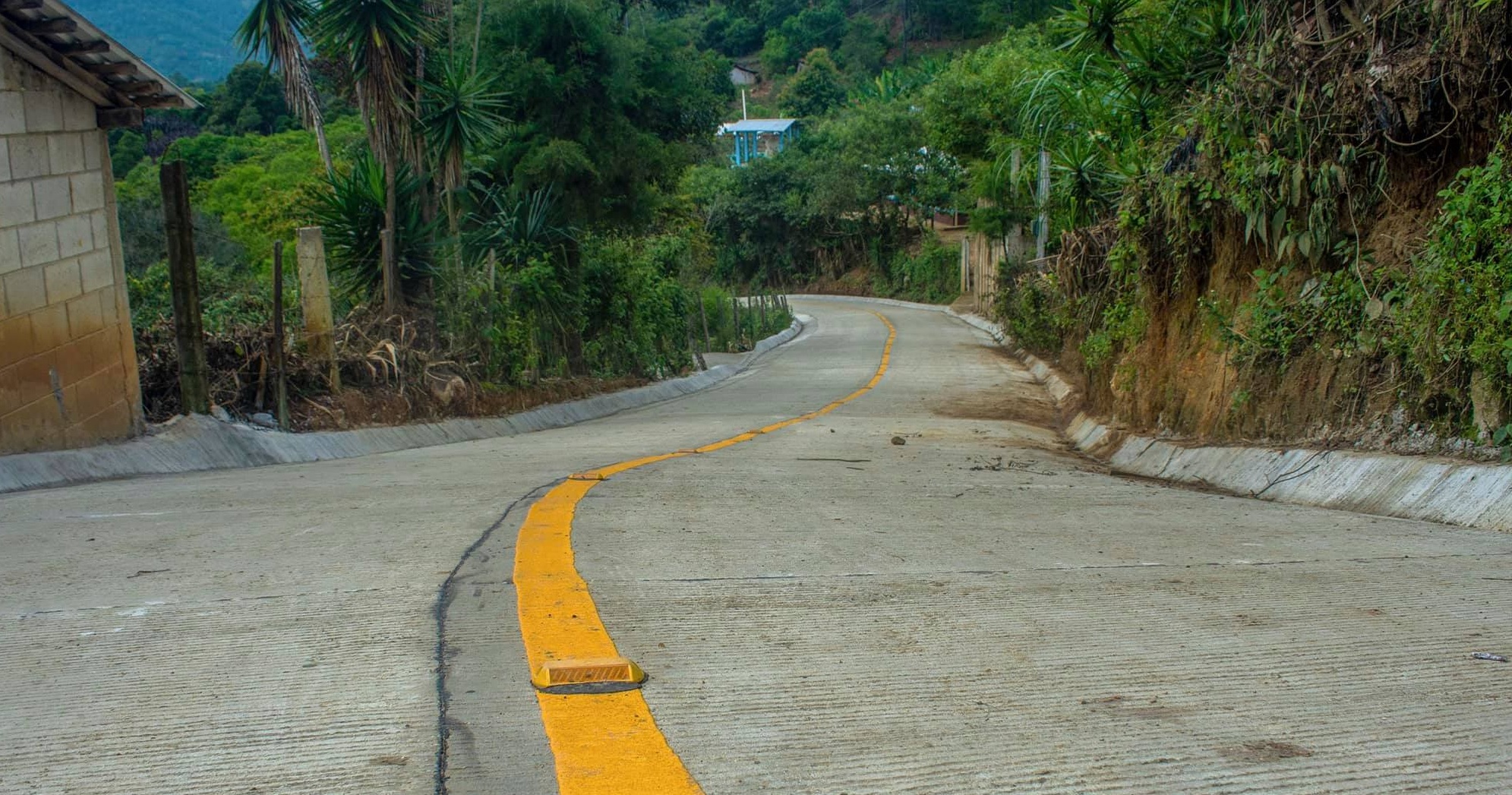 Pavimentación de camino rural contribuye al progreso de San Miguel Chicaj