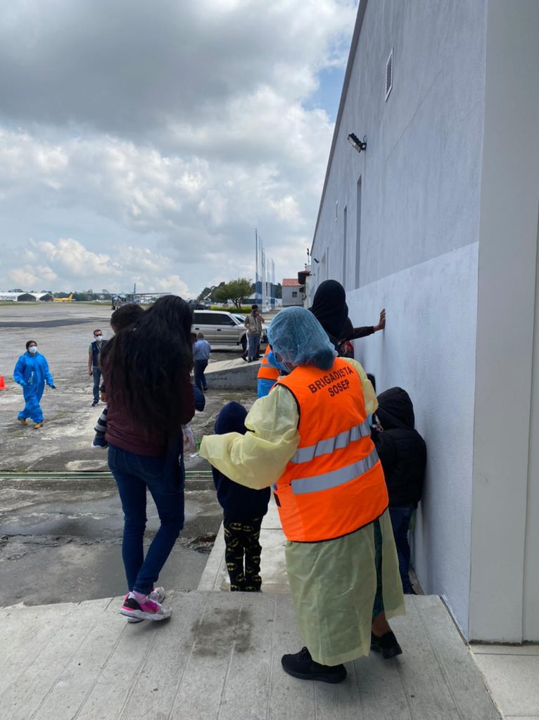 La vacunación contra el COVID-19 de los migrantes retornados se realiza en la FAG.