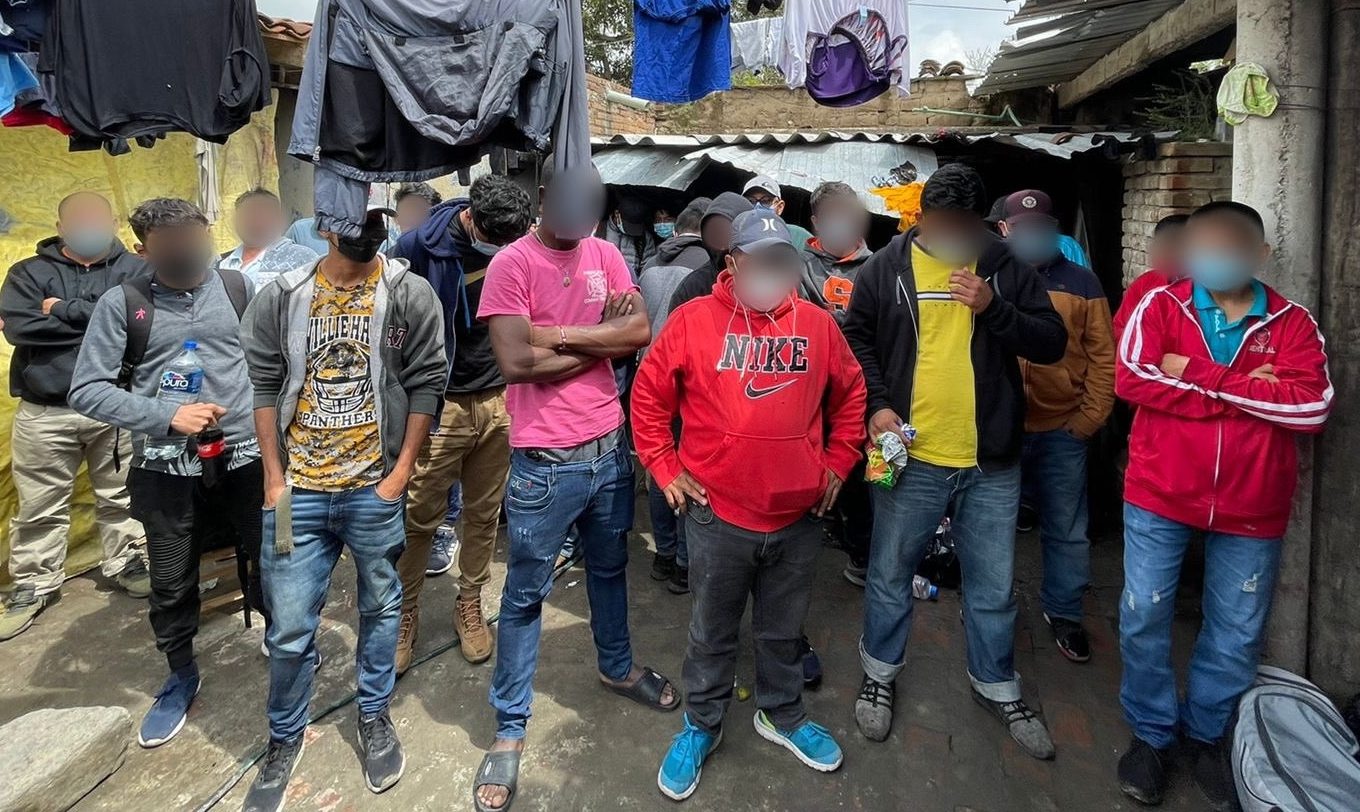 Autoridades interceptan a 71 migrantes en el suroriente de México