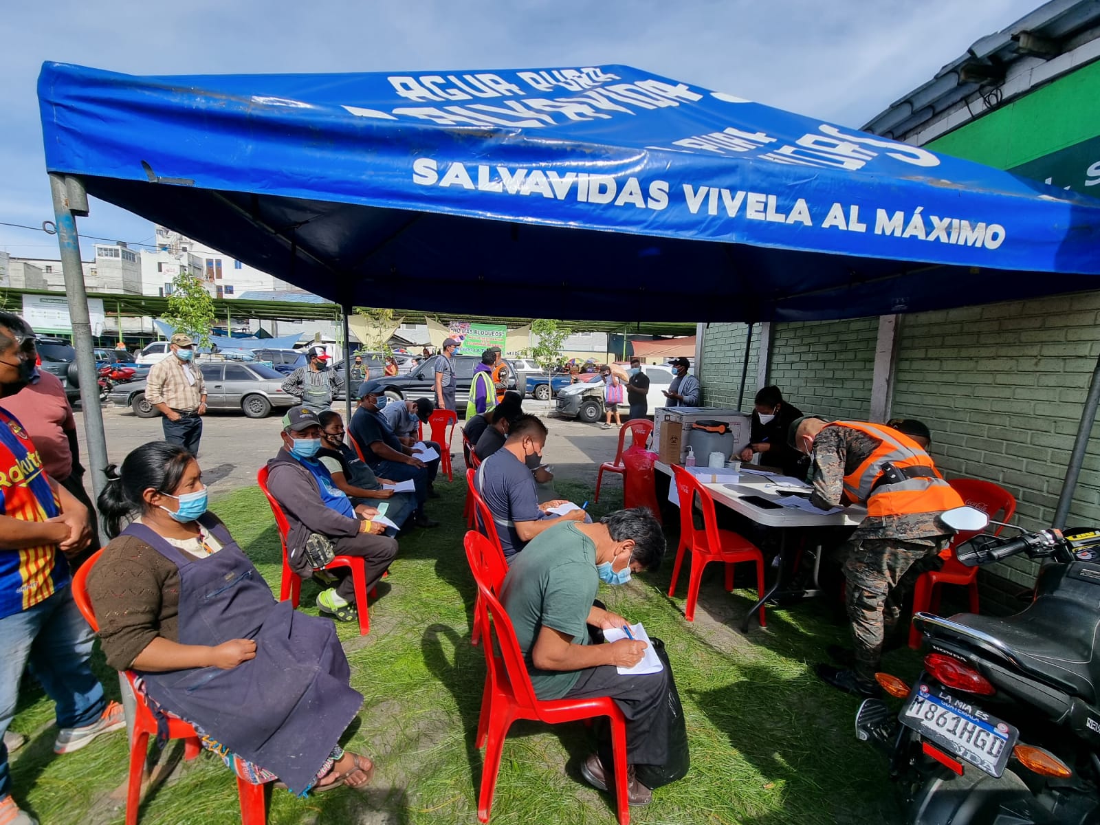 Soldados apoyan jornadas de vacunación en mercado La Terminal, zona 4