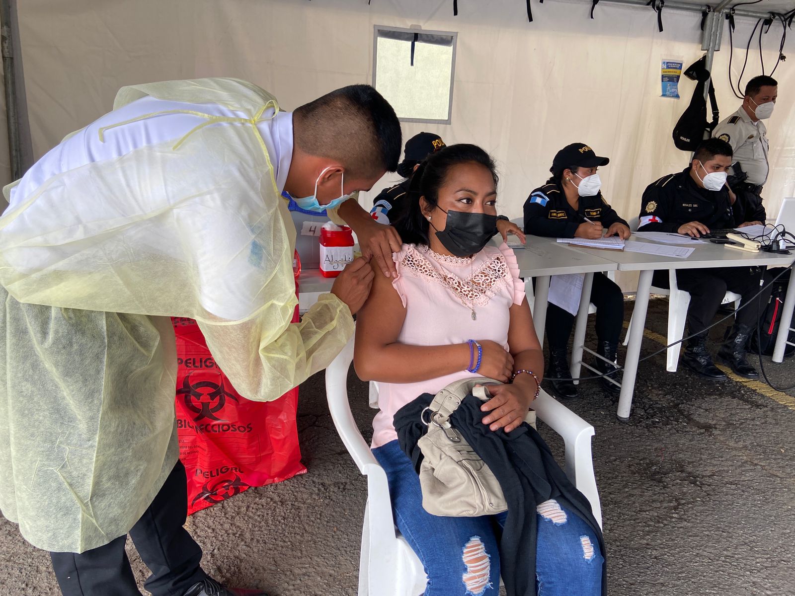 PNC apoya en nuevo centro de vacunación situado en zona 5 capitalina
