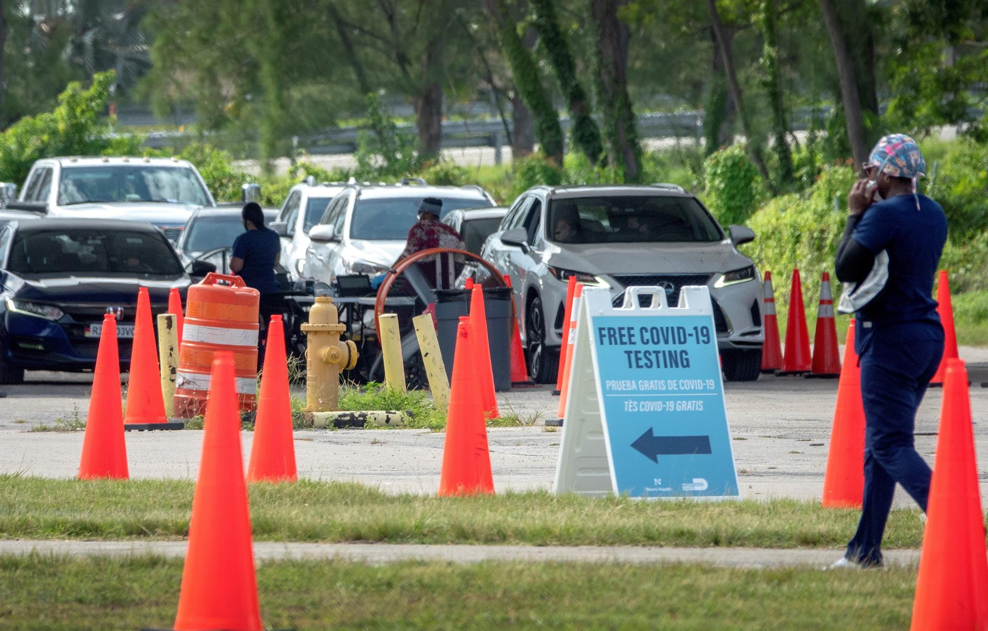 Florida supera 50 mil muertes en medio de peleas por vacunación y tapabocas
