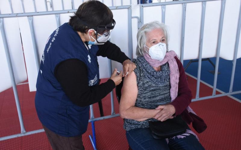 Autoridades de Salud continúan con las jornadas de vacunación contra COVID-19 en adultos mayores. / -Foto: Salud.