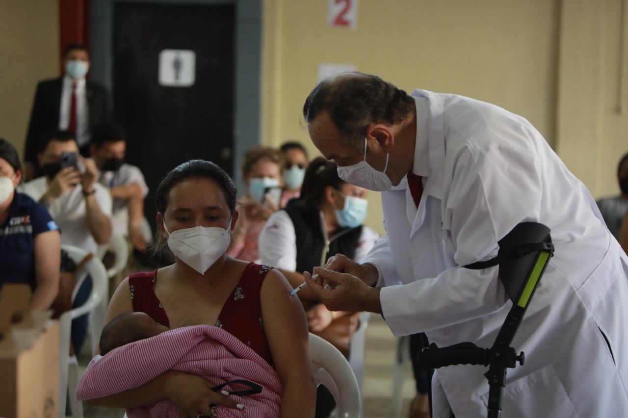 Presidente apoya en la vacunación contra el coronavirus en Guardia de Honor
