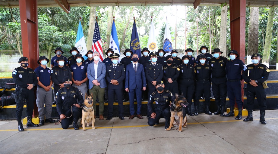 Inauguran primer curso nacional e internacional de guías caninos