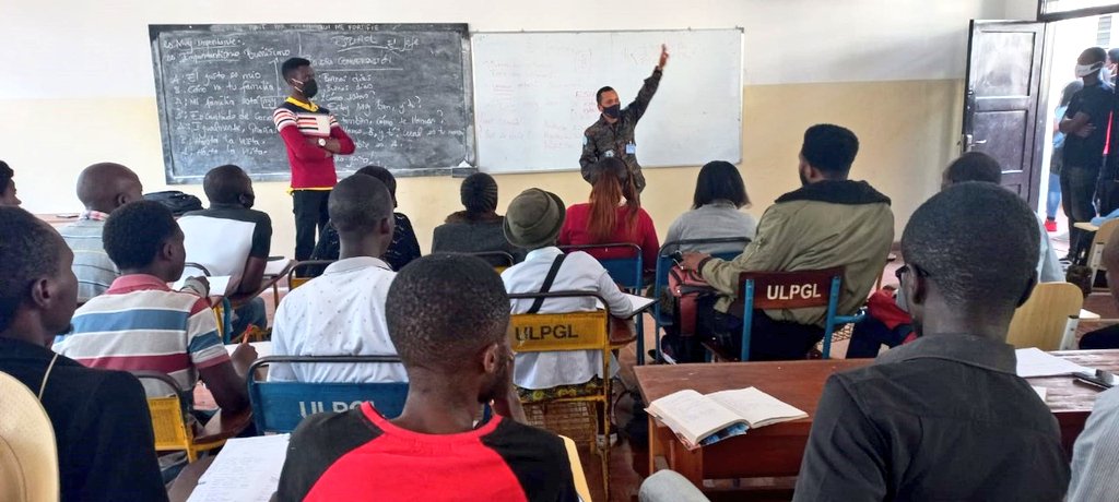 Soldados guatemaltecos enseñan español en la República Democrática del Congo