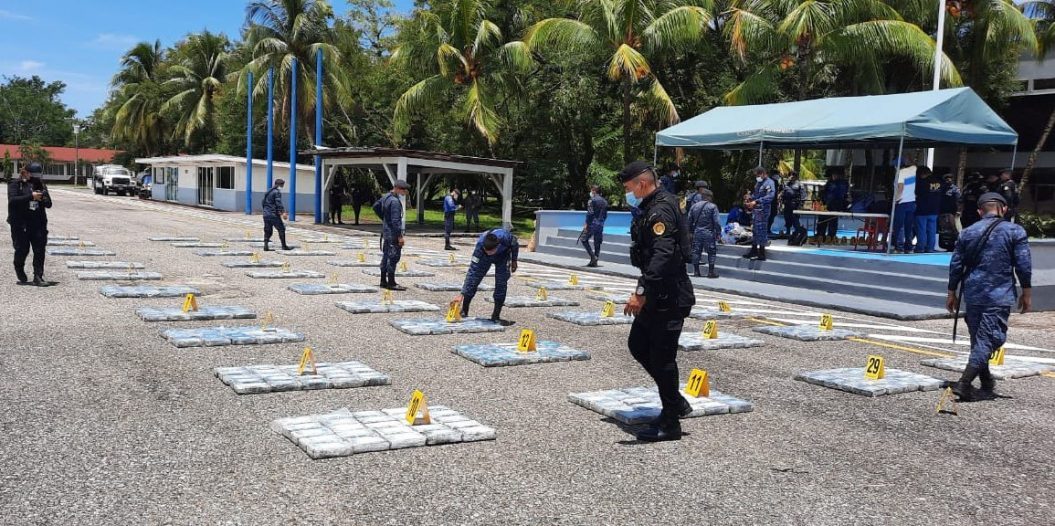 Ejército de Guatemala incauta una tonelada de cocaína en Izabal