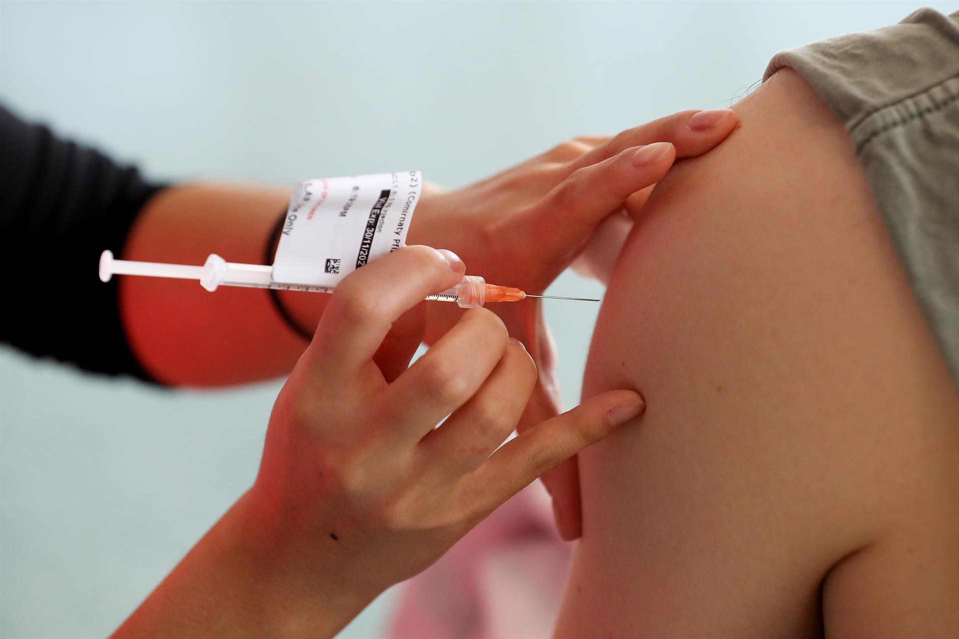 Agencia Europea de Medicamentos insta a acelerar la vacunación