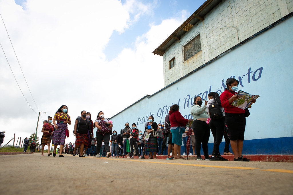 Vecinos de San Juan Sacatepéquez agradecen por dosis de la vacuna contra el coronavirus