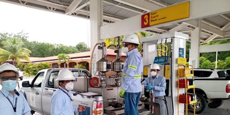 Verificación de precios de combustible en Petén.
