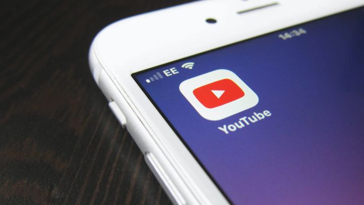 YouTube prohíbe todos los videos antivacunas y los que no son de COVID-19