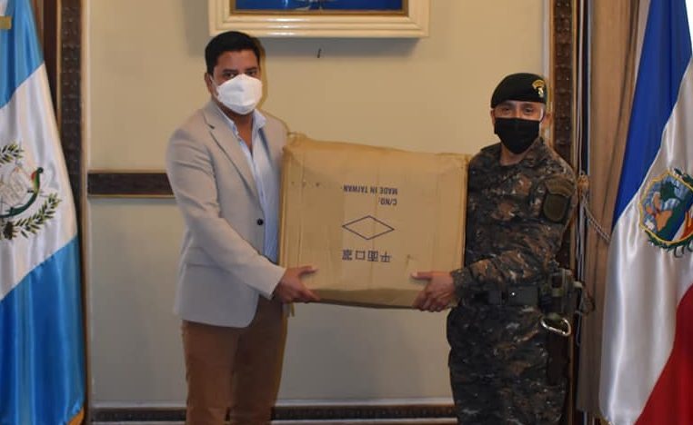 Militares que apoyan plan de vacunación en Quetzaltenango reciben implementos de bioseguridad