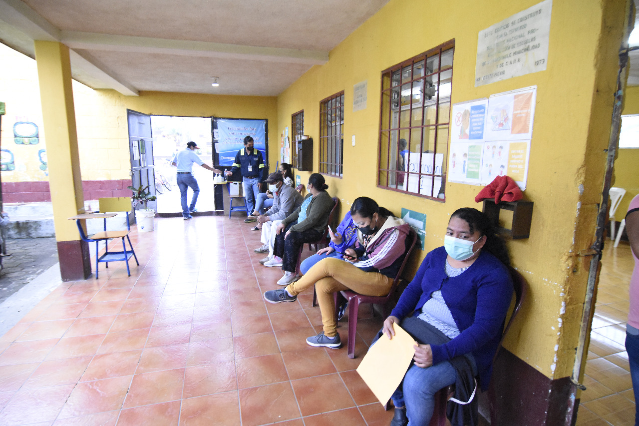 Habilitan puesto de vacunación en San Vicente Pacaya, Escuintla