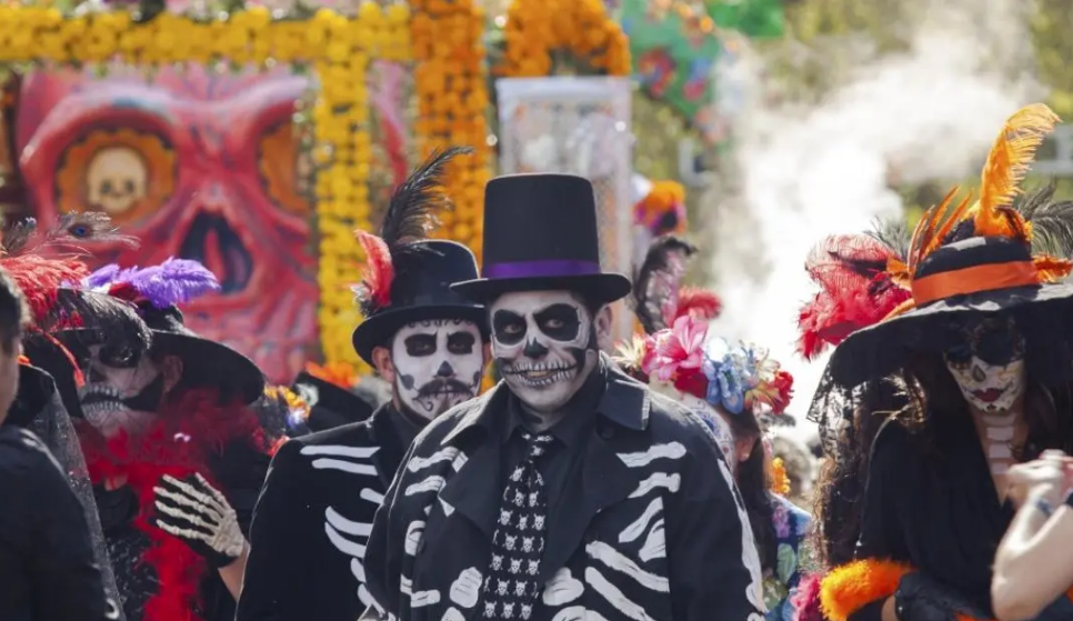 Artesanos mexicanos se preparan para desfile más grande del Día de Muertos