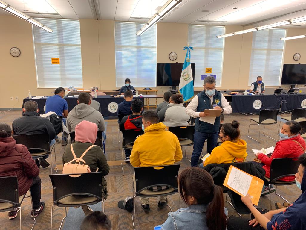 Atención en consulado móvil en Chicago.
