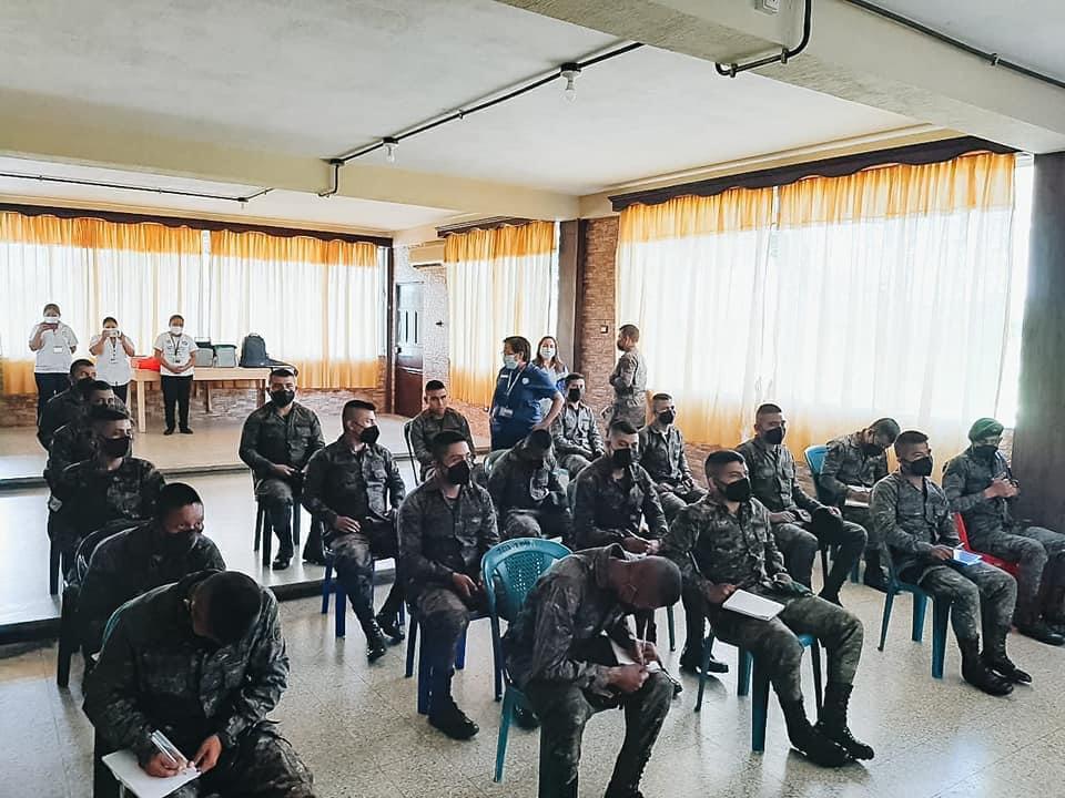Personal militar se capacita en tècnicas de vacunaciòn