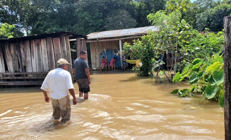 Varias casas se inundaron por desborde de río Lagunitas.