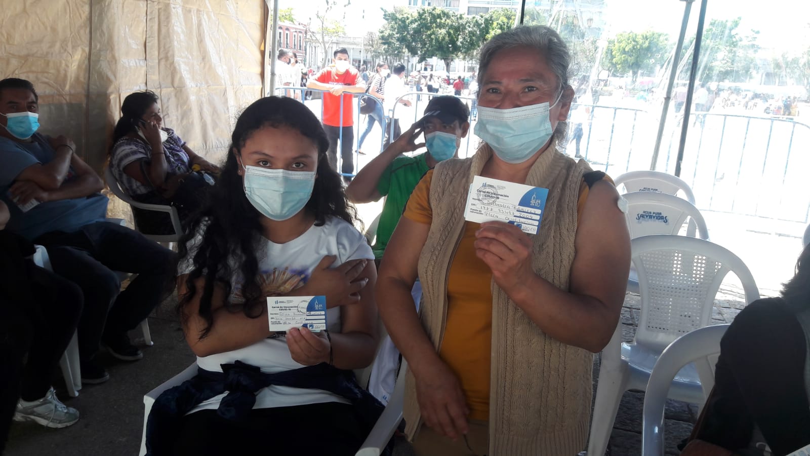Menores acuden junto a sus padres a vacunarse contra el COVID-19