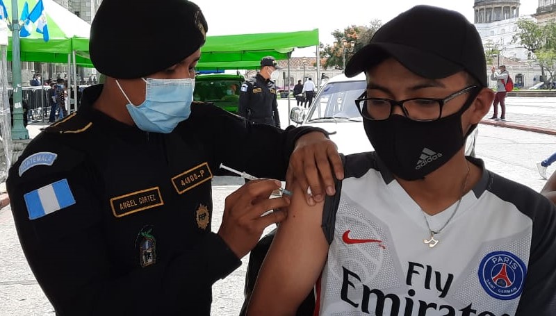 El Ministerio de Salud habilitó puestos de salud peatonales y vehiculares.