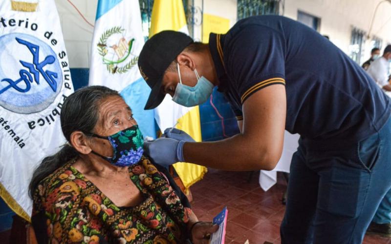 Sacatepéquez se coloca en el segundo lugar con mayor cobertura de vacunación