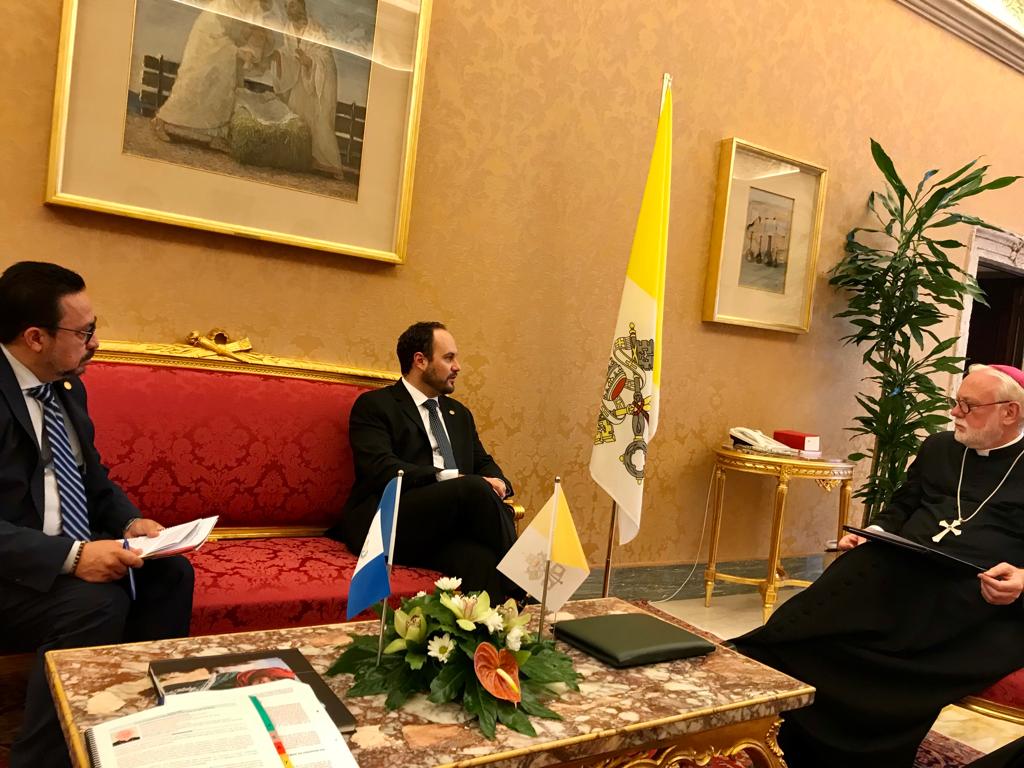 El canciller Pedro Brolo y el Reverendo Monseñor Paul Richard Gallagher, secretario de Estado de la Santa Sede.