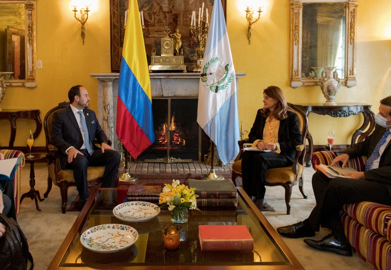 El canciller guatemalteco dialogó con la vicepresidenta y canciller de Colombia, Marta Lucía Ramírez.