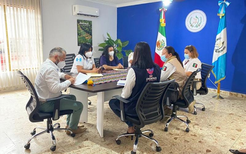 El cónsul de Guatemala en Tuxtla se reunió con autoridades del INM de México.