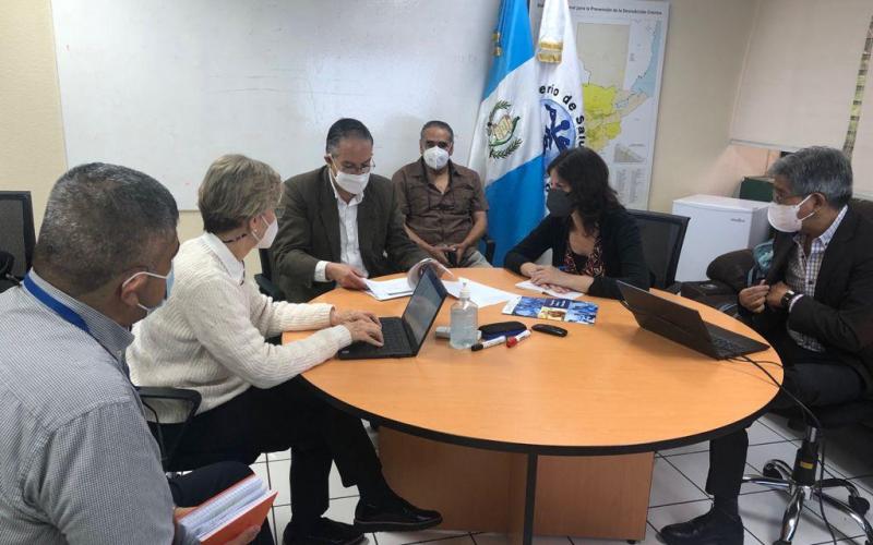 El viceministro de atención primaria, Edwin Montufar, junto a representantes de USAID e INCAP.
