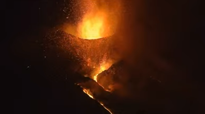 La Palma: la lava sigue ganando terreno al mar