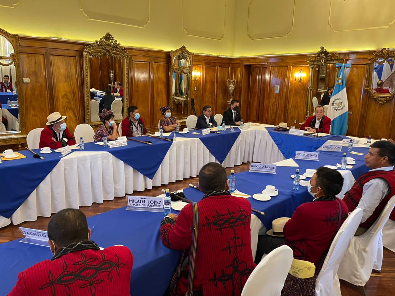 La reunión del presidente con autoridades de Nebaj se realizó en Casa Presidencial.