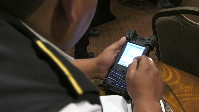 Policías utilizan dispositivo MI3 para identificar personas durante Operativo 6021