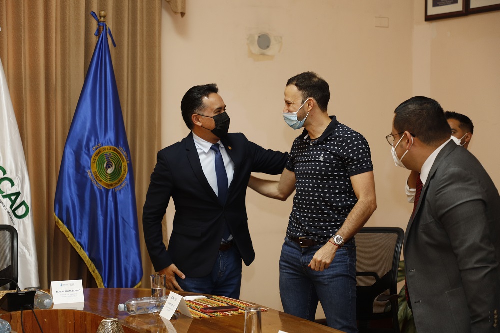 Kevin Cordón con el ministro de Ambiente Mario Rojas