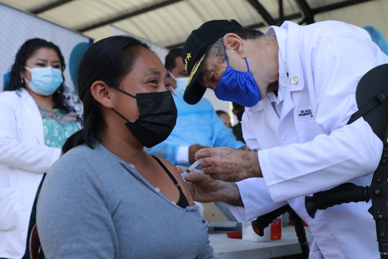 Presidente fortalece plan de vacunación contra COVID-19 en Baja Verapaz