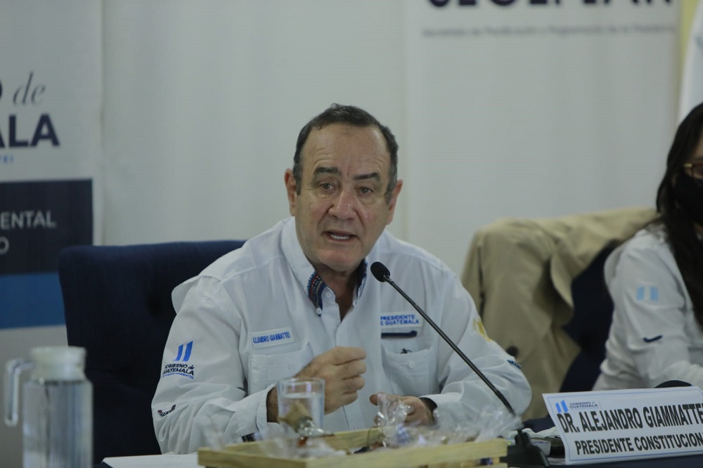 Presidente Giammattei empieza gira de trabajo en encuentro con alcaldes de Izabal