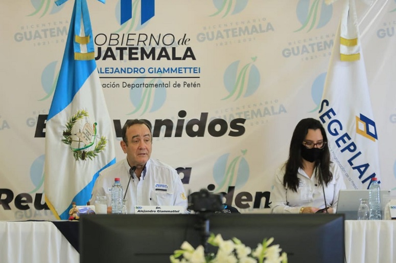 Presidente Alejandro Giammattei, con alcaldes de Petén.