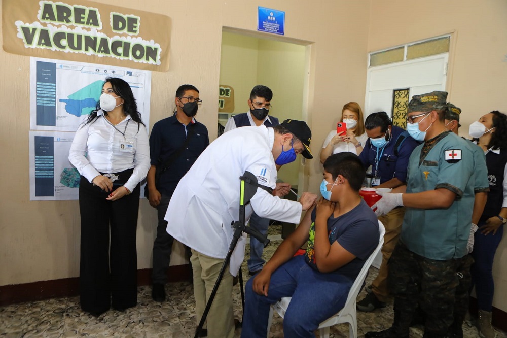 Presidente Giammattei supervisa centro de vacunación en El Progreso