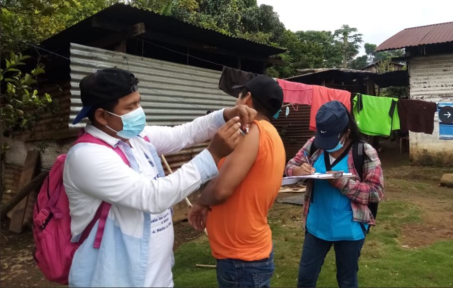 Personal de Salud llega a las comunidades atendiendo a los guatemaltecos con la vacuna contra el COVID-19