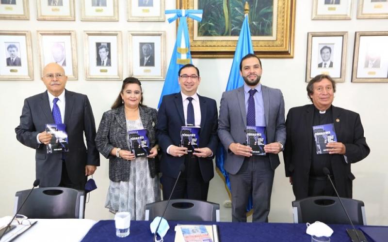 “Piénsalo bien”, el libro para concientizar sobre la migración irregular