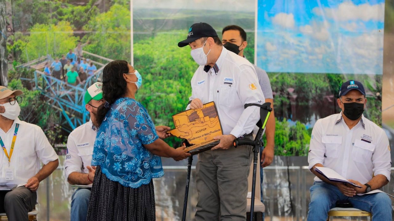 Presidente apoya a familias de Petén con prórroga de concesiones forestales