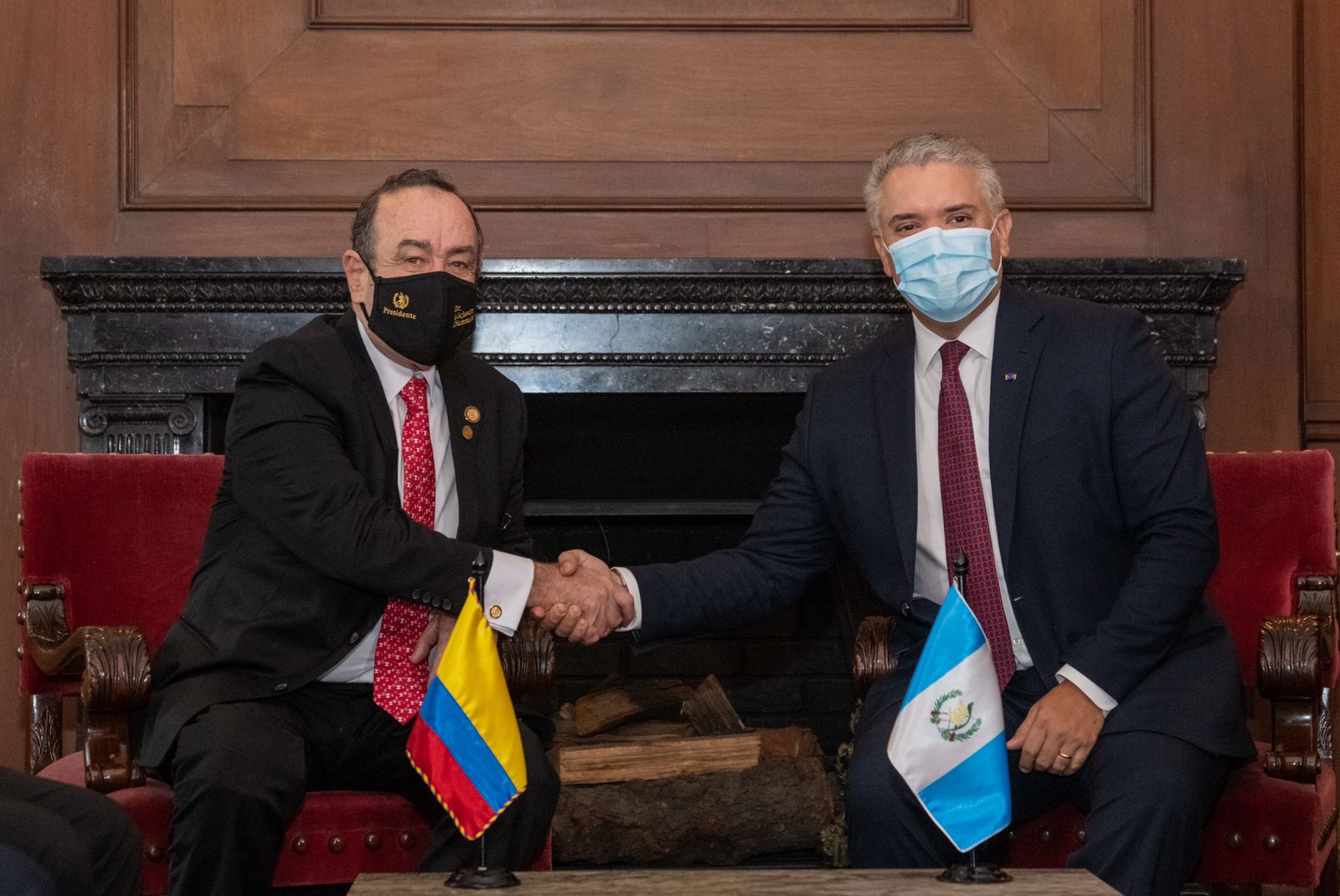 Presidente de Colombia da bienvenida a mandatario guatemalteco