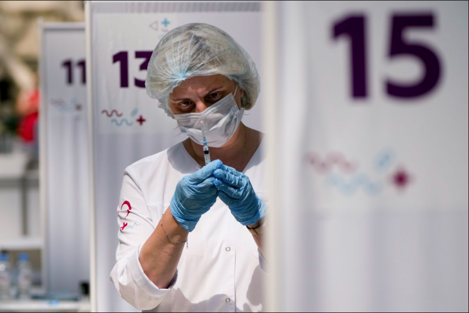 Rusia registra más de 900 muertes por covid-19 por sexto día consecutivo